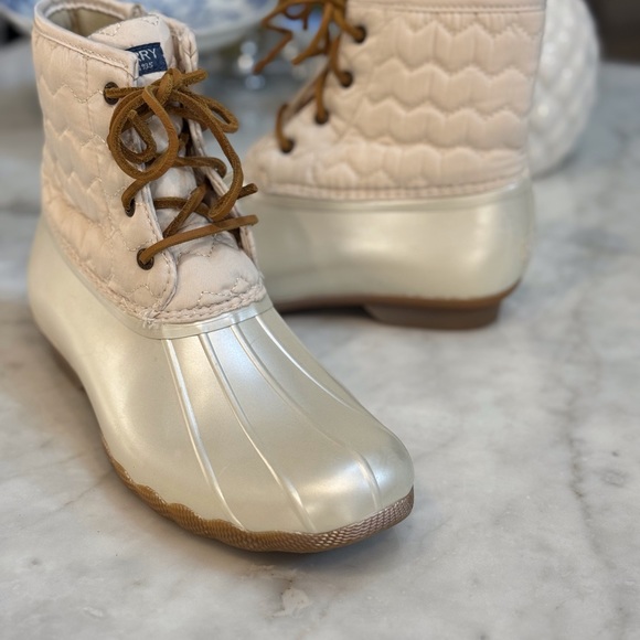 🤍 NEW SPERRY OAT COLOR SALTWATER QUILTED BOOTIES! - Picture 3 of 8